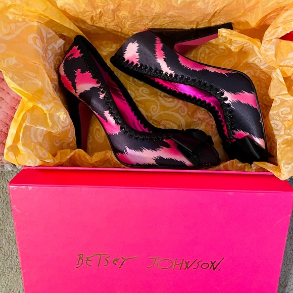 Betsey Johnson Shoes - NIB!! VINTAGE! Betsey Johnson pumps!! 🎀